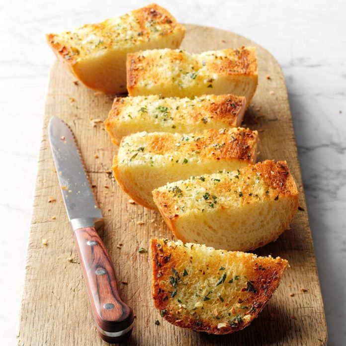 Garlic-Bread_EXPS_GHBZ18_12265_E08_09_5b-696x696